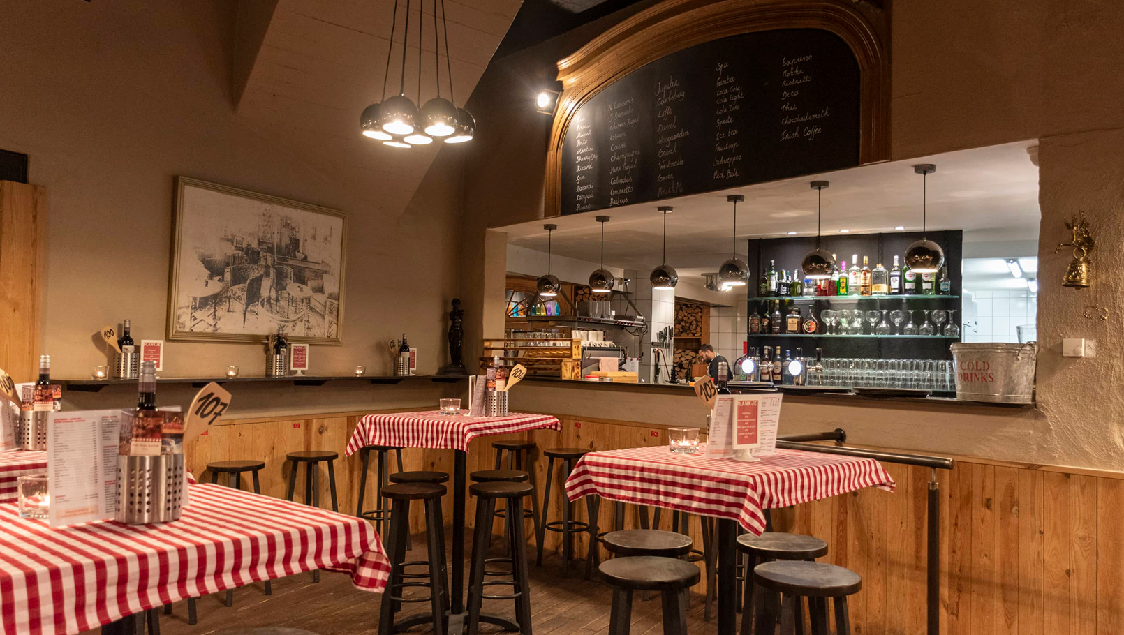 photo of the bar in a restaurant